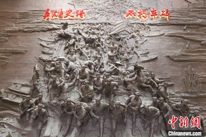 图为红军长征湘江战役纪念馆入口处雕像。莫伟雯 摄.jpg