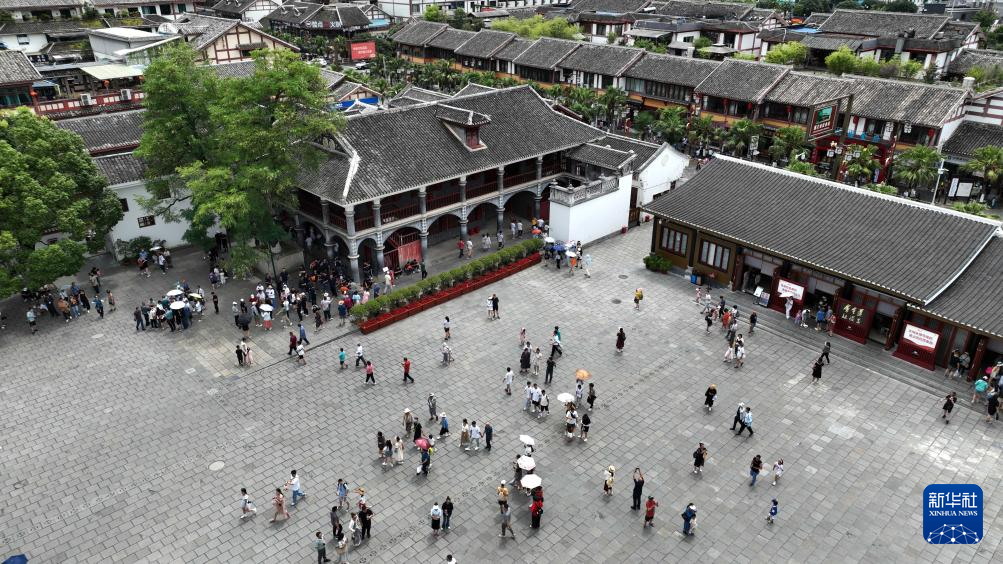 游客在遵义会议会址参观游览（2023年8月13日摄，无人机照片）。新华社记者 杨楹 摄.jpg