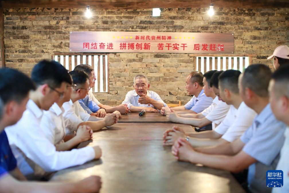 黄大发为前来参加党建活动的人们讲述修渠故事（2021年6月16日摄）。新华社记者 刘续 摄.jpg